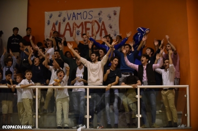 La grada local animando