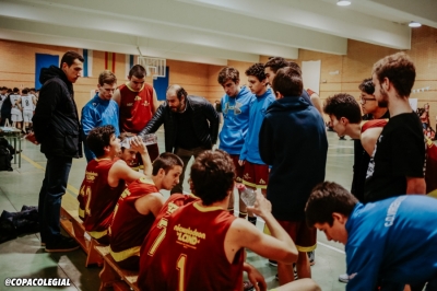 Joaquín López da instrucciones a sus jugadores