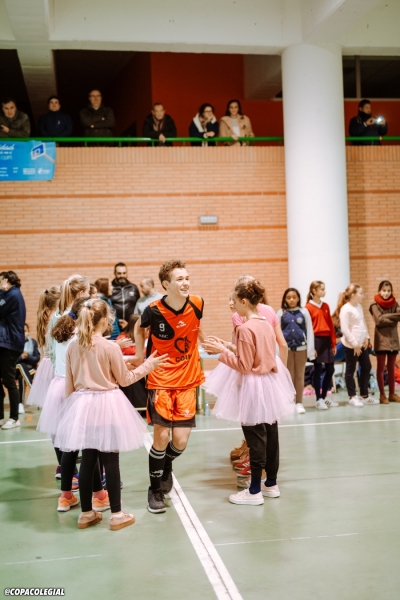 Sergio del Ser recorre el pasillo de animadoras