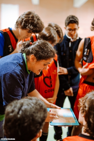 Leyre Arias explica y pinta el ataque contra zona