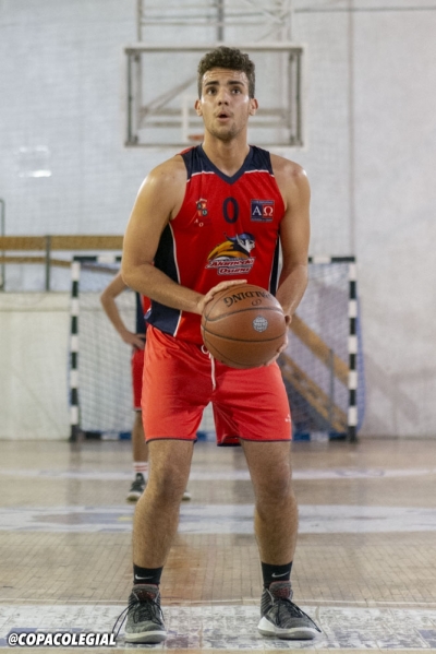 Julio Quiroga lanzando un tiro libre