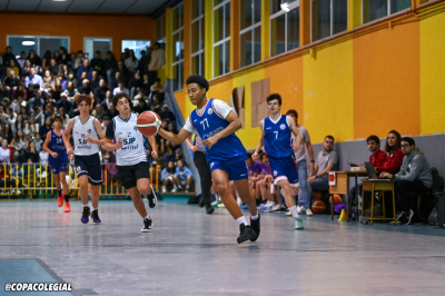 Elijah Sidi busca la canasta.