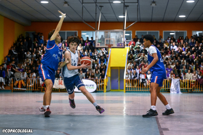 Nicolás Calvo ante la defensa de Liceo.