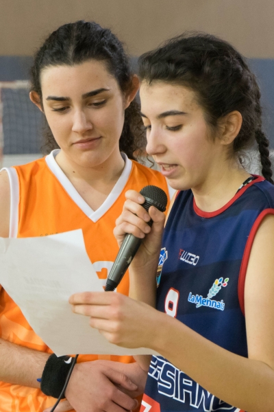 Las capitanas leen el Huddle antes de empezar