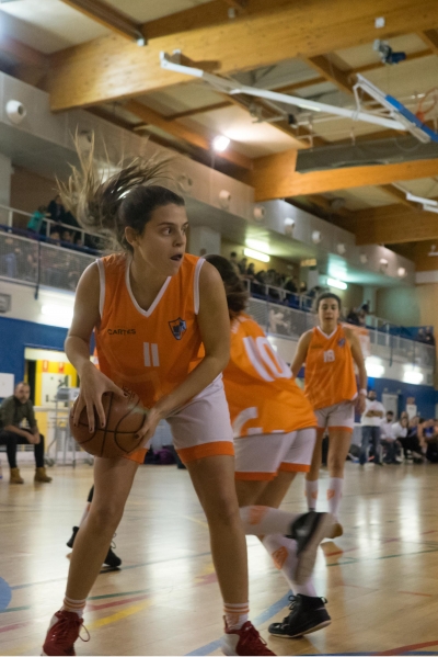 Santa María del Pilar luchando el rebote