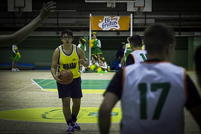 Alejandro Ponce marca jugada