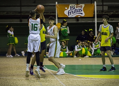 Miguel Mateo lanza a canasta