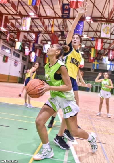 Zoe Idahosa se desliza escurridiza bajo el aro