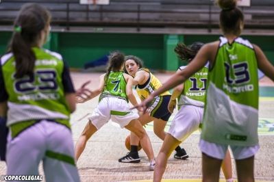 La base Sara Lombart buscando una línea de pase