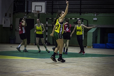 Alejandra Vega mete la canasta del partido