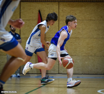 Iñigo Cuadra sube el balón