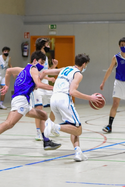 El MVP visitante llevando el equipo