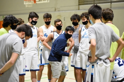 El Coach Sagarruí muy activo en sus instrucciones