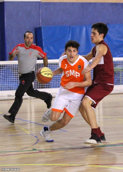 Adrián Vázquez dejando atrás a su defensor