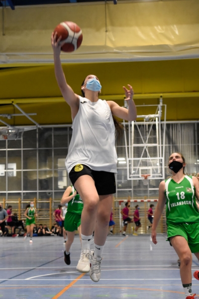 Paloma Simón (Estudiantes) finaliza una acción. 