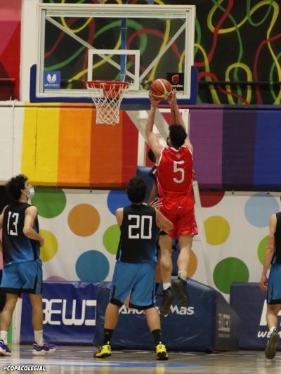 David, anotando bajo la impotencia de 4 rivales