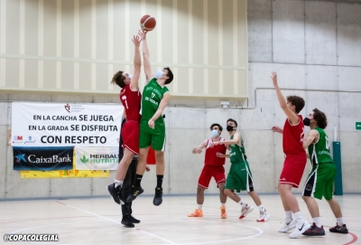 Muro y Magaldi luchan por el salto inicial.