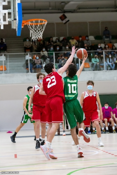 De la Iglesia poniendo un tapón.