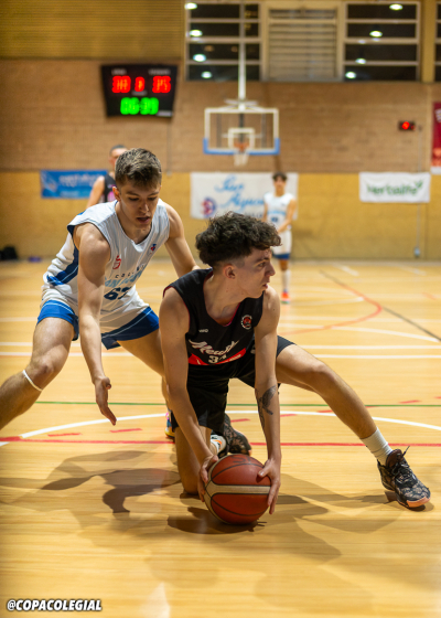 Lucha titánica en la cancha