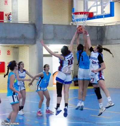 Lucha por el rebote.