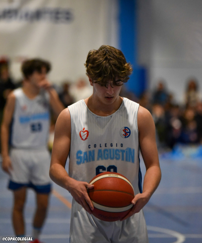 Jorge García se dispone a lanzar un tiro libre