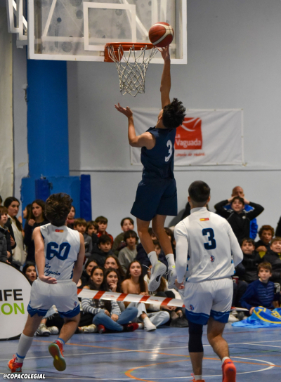 Javier Mendoza intenta colgarse del aro