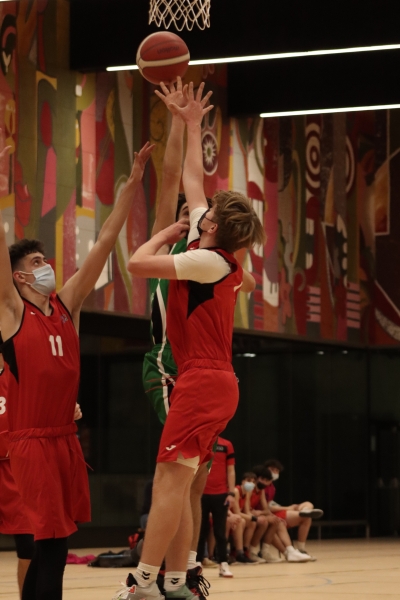Magaldi y Matey disputando un balón