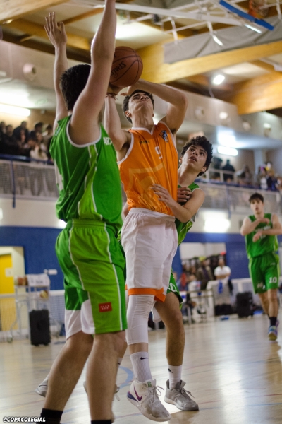 El pívot local, anotando en acción de 2+1