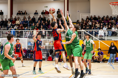 Charamlapos Kampouridis lanza un gancho