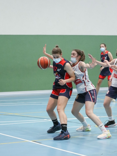 Carlota Gutiérrez siendo defendida por Ana Pelaz
