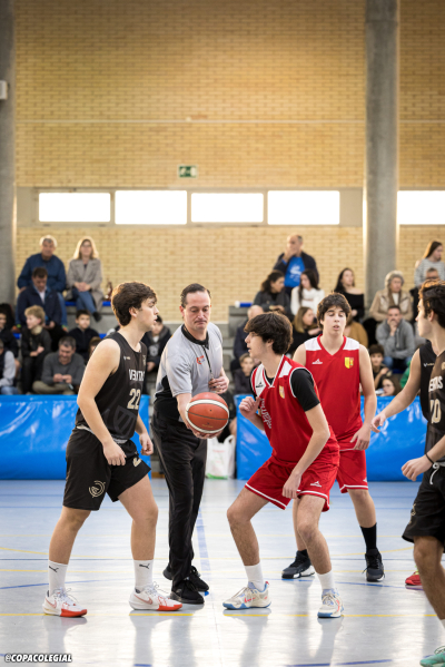 El saque inicial del encuentro con Manu (árbitro).