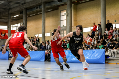 Ricardo Tur busca la canasta.