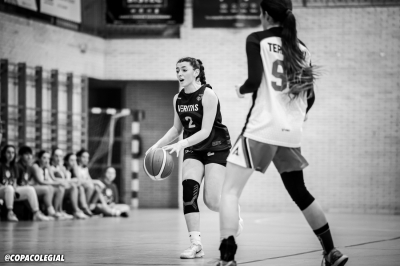 Paula Primo avanza con el balón.