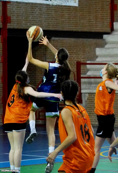 Jugadora del Virgen de Atocha entra a canasta