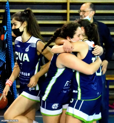 Jugadoras del Virgen de Atocha celebran el pase 