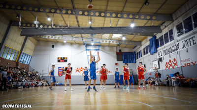 Guillermo González lanzando un tiro libre