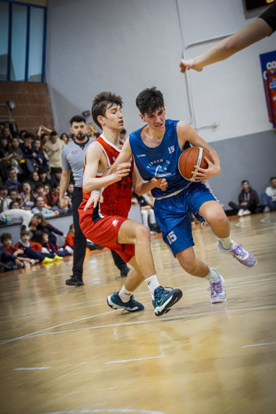 Hugo Sastre penetra a canasta