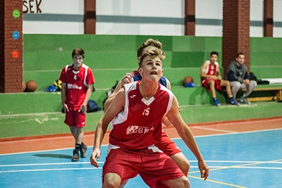 Bonita lucha en los rebotes durante el partido