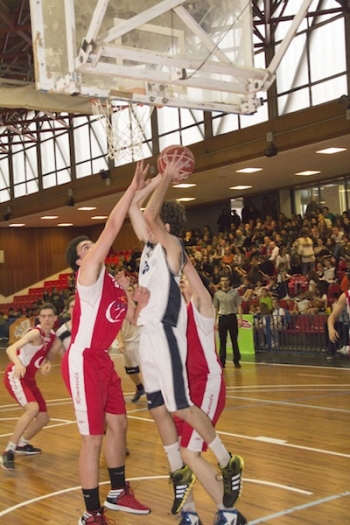 Hubo duelo bajo los aros