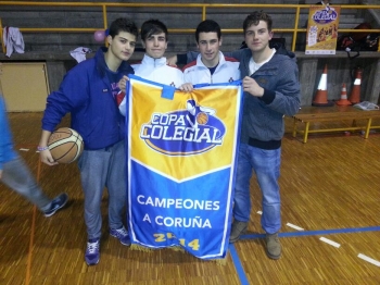 El capitán de Maristas luciendo el estandarte.