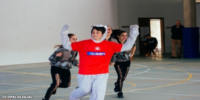 Mascota con las cheerleaders