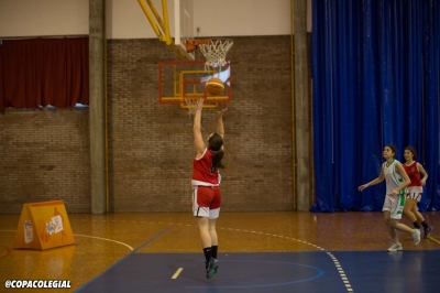 Una entrada a canasta en el duelo