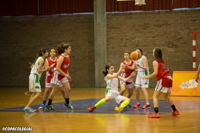La lucha por el balón fue feroz