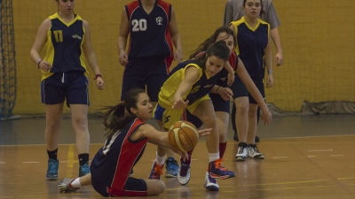 Hernando y Álvarez luchan por el control del balón