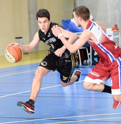 Lucas Otero en dribbling hacia el aro