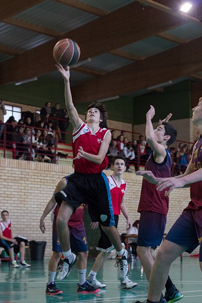 Enrique Moya entrando a canasta