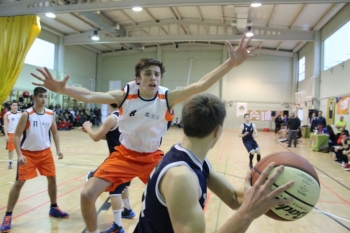 Defendiendo el saque