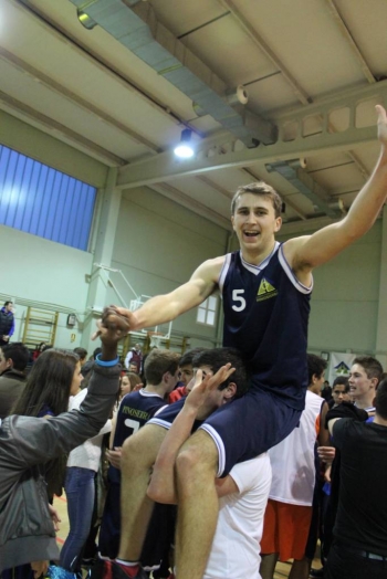 A hoombros por la puerta grande