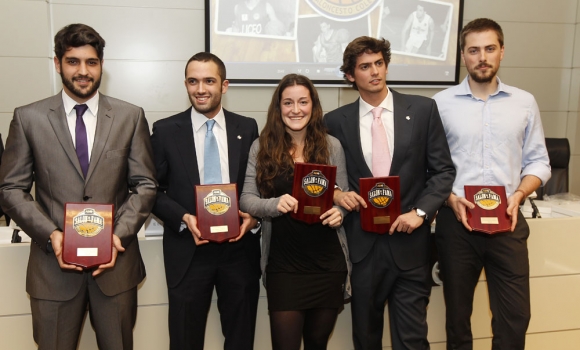 Gracias por los recuerdos...el Salón de la Fama  del Baloncesto Colegial recibió a la Clase del 2011