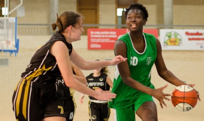Paula Medina defendiendo a Aminata